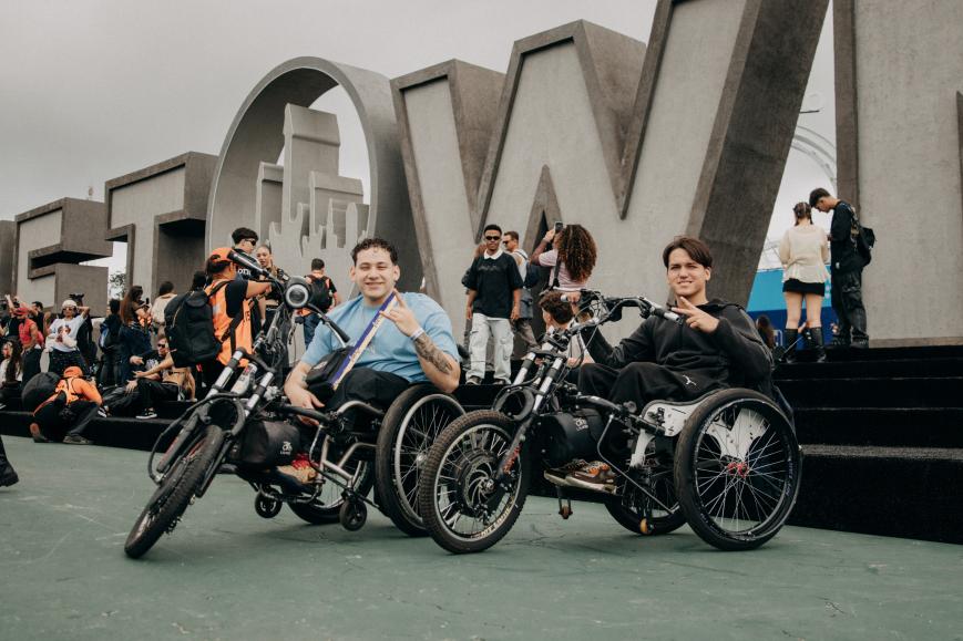 Equipe Livre oferecendo mobilidade assistiva em evento