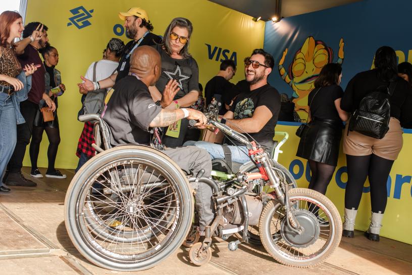 Usuarios do Kit Livre aproveitando festival com autonomia