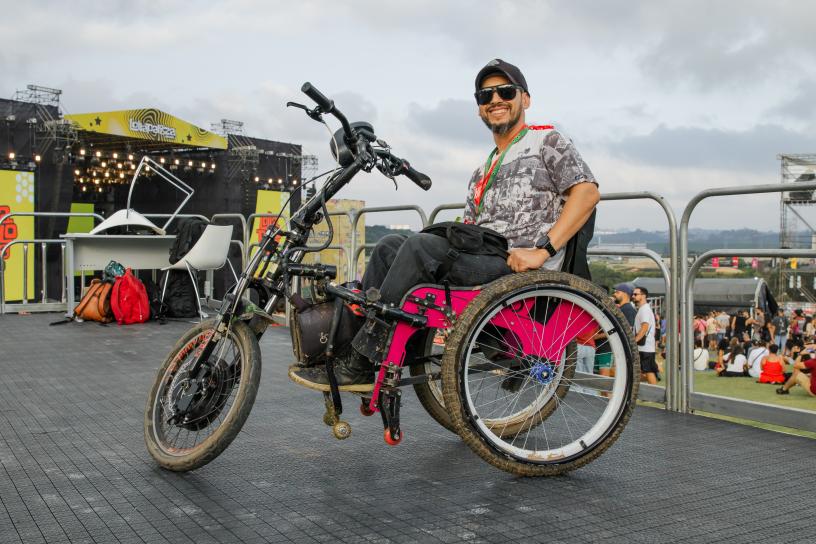 Livre promovendo acessibilidade em evento