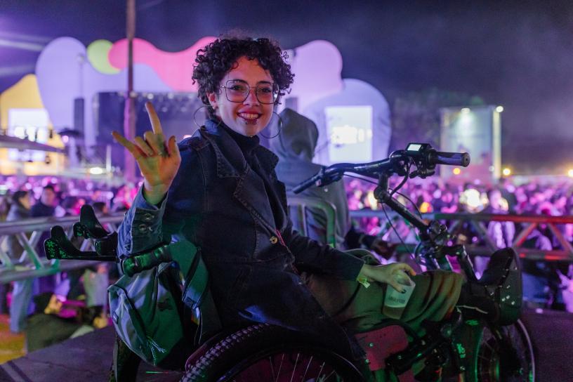 Livre garantindo inclusão em grande evento