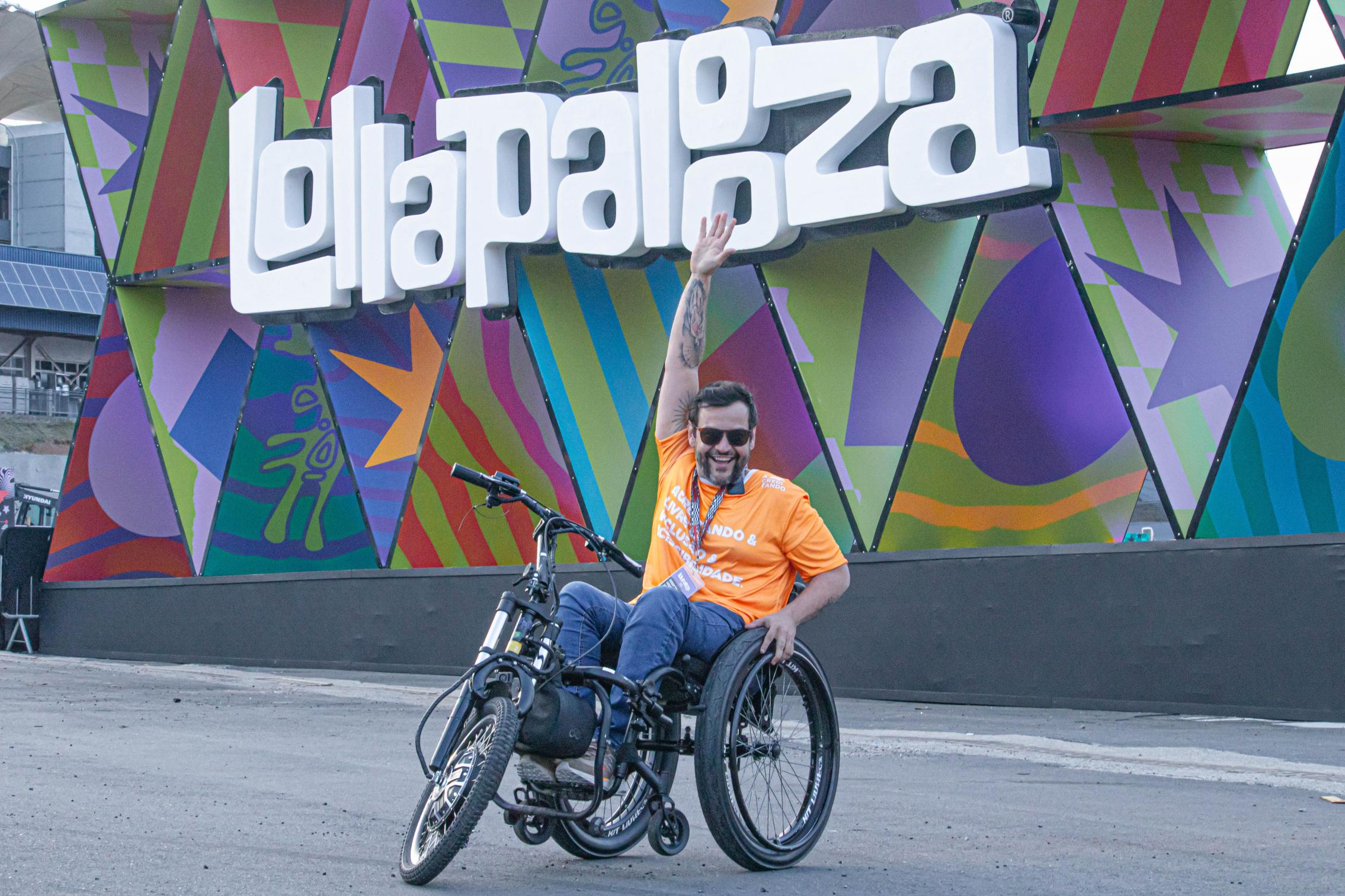 Pessoa utilizando o Kit Livre em área externa, demonstrando liberdade de movimento