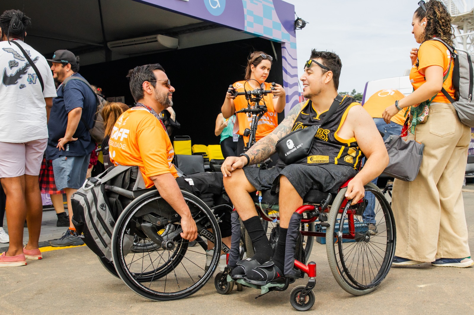 Staff Livre em atendimento e apoio a cadeirantes em evento