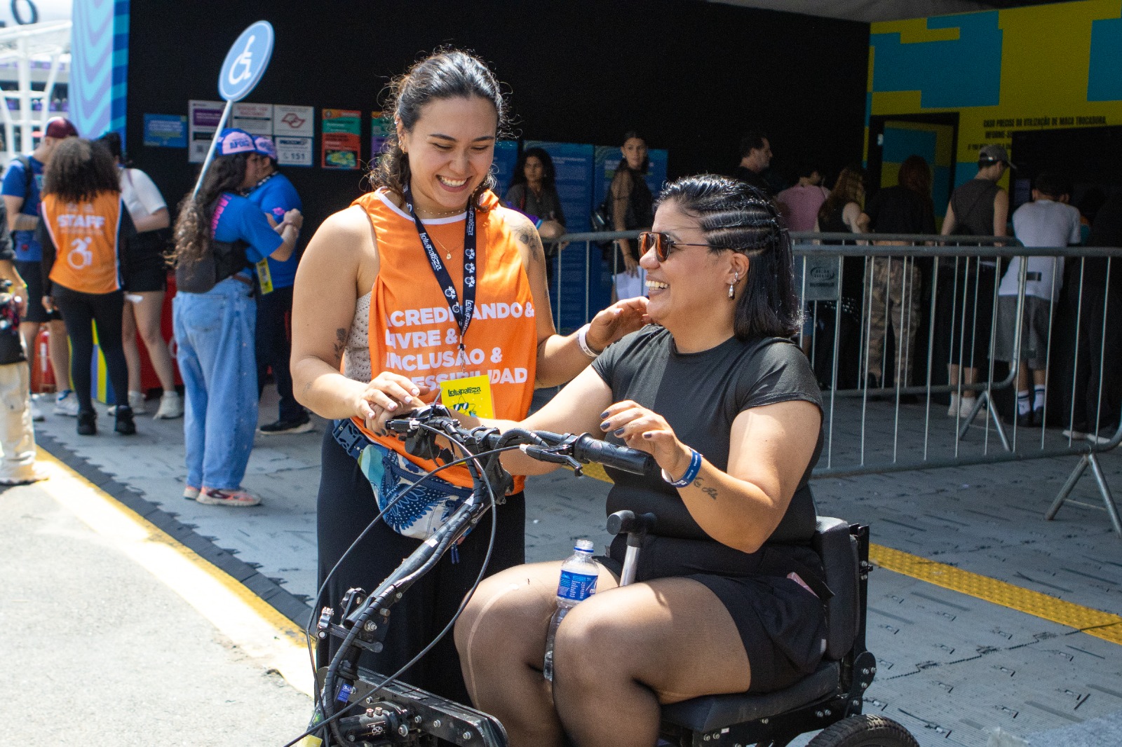 Staff Livre auxiliando usuária com Kit Livre em evento