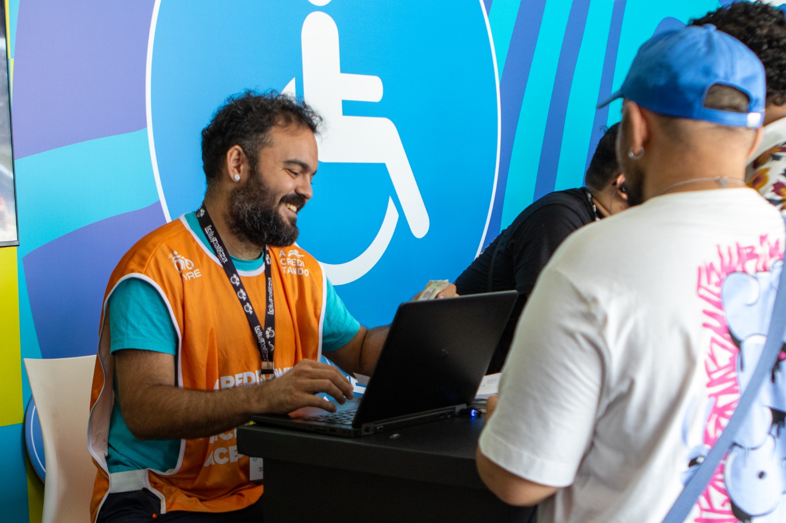 Staff Livre realizando cadastro de participante em evento