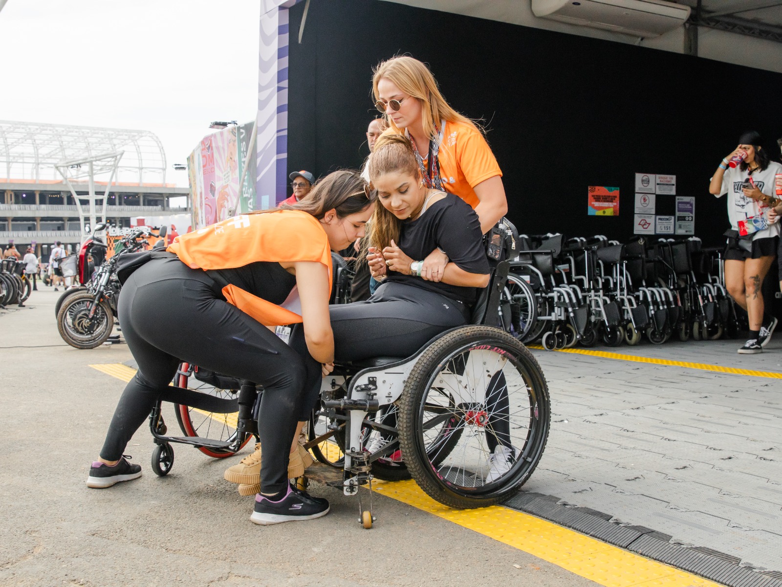 Staff Livre realizando transferência assistida para cadeira de rodas